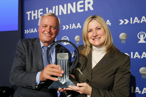 Barb Samardzich, Vize-Präsidentin von Ford of Europa nimmt den Preis "International Van of the Year" von Peter Wiemann, Vorsitzender der IVOTY-Jury, entgegen.