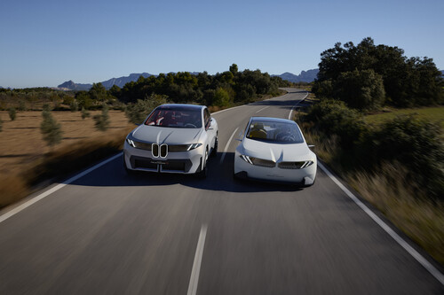 BMW Vision Neue Klasse X (links) und Vision Neue Klasse.