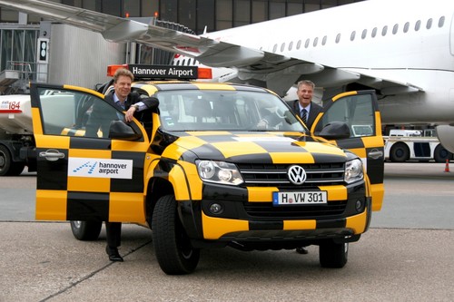 Follow me: Der Flughafen Hannover erhielt einen Volkswagen Amarok als neues Fahrzeug für das Rollfeld. VWN-Vorstandsmitglied Harald Schomburg (rechts) übergab das Fahrzeug Airport-Geschäftsführer Dr. Raoul Hille.