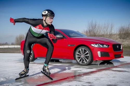 Jaguar XE 300 Sport im Duell mit dem Weltklasse-Speed Skater Shaolin Sándor Liu.