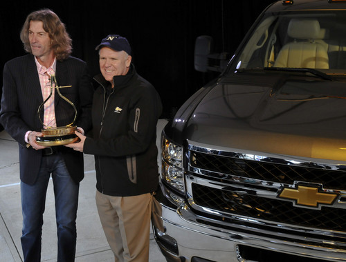 &quot;Motor Trend&quot;-Chefredakteuer Angus MacKenzie (links) übergibt die Auszeichnung &quot;Motor Trend Truck of the Year&quot; für den 2011 Chevrolet Silverado HD Dually Pick up an den General Motors-Chef  Dan Akerson .
