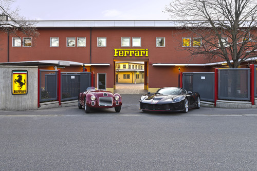 70 Jahre Ferrari: Ferrari 125 S und LaFerrari Aperta vor dem Tor der alten Fabrik in Maranello.