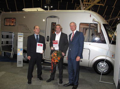 An der Preisübergabe nahmen die Geschäftsführer Willem Helwegen vom niederländischen Reisemobilclub NKC, Patrick van der Burgh von Eriba-Hymer-Nederland B.V. und Koos Burgman von der BOVAG teil. (von links nach rechts)