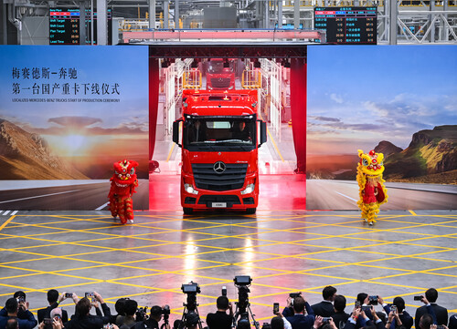 Beijing Foton Daimler Automotive feiert den ersten Mercedes-Benz Actros aus chinesischer Produktion.