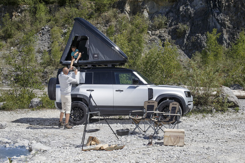 Camping mit dem Land Rover Defender und Dachzelt.