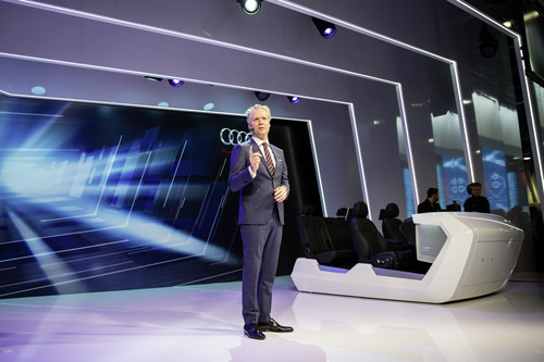 CES 2015: Audi-US-Chef Scott Keogh stellt das Interieur des nächsten Audi Q7 vor.