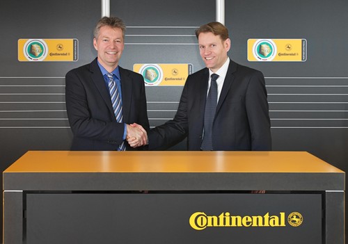 Continental bleibt für mindestens zwei weitere Jahre Sponsor des DFB-Pokals: Continental-Vorstand Nikolai Setzer (rechts) und DFB-Marketing-Dirketor Denni Strich.