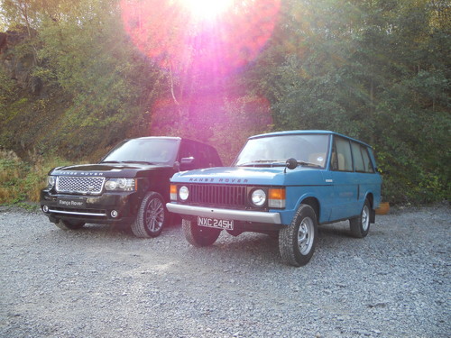 Der erste Range Rover und ein aktueller Rang Rover.
