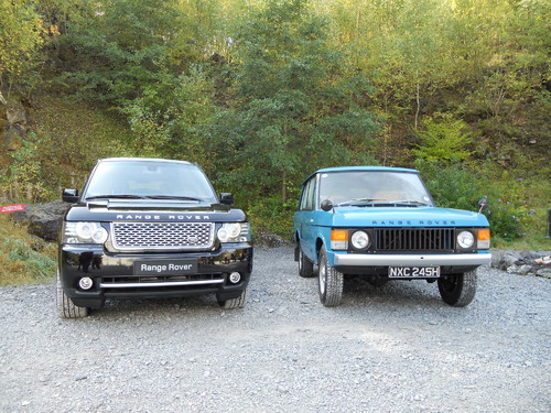 Der erste Range Rover und ein aktueller Rang Rover.