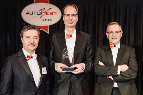 Der Opel Combo Life erhält den „Autobest“-Award „Best Buy Car of Europe 2019“ (von links): Autobest-Vorsitzender und -Gründer Dan Vardie, Opel-Chef Michael Lohscheller und Marketing- und Vertriebschef Xavier Duchemin.