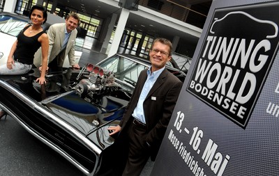 Die amtierende „Miss Tuning“ Martina Ivezaj, Projektleiter Dirk Kreidenweiß und Messe-Geschäftsführer Klaus Wellmann mit dem Dodge Charger aus „The Fast And The Furious“.