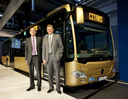 Die Enthüllung des neuen Mercedes-Benz Citaro Stadtbus: Andreas Renschler, im Vorstand der Daimler AG verantwortlich für Daimler Trucks und Daimler Buses, und Hartmut Schick, Leiter Daimler Buses (rechts).