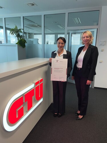 Die GTÜ wurde erneut für ihre familienfreundliche Personalpolitik ausgezeichnet (v.l.): Personalreferentin Melanie Treyz und Personalleiterin Geraldine Katz.