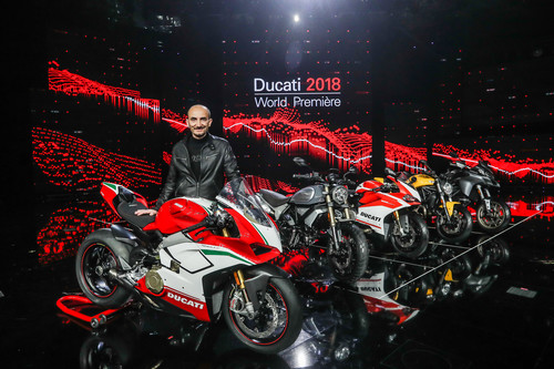 Ducati-Boss Claudio Domenicali präsentiert auf der EICMA 2017 die Neuheiten, allen voran die Panigale V4.