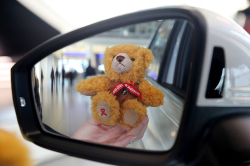 Ein Teddybär zum Welt-Aids-Tag in der Autostadt.