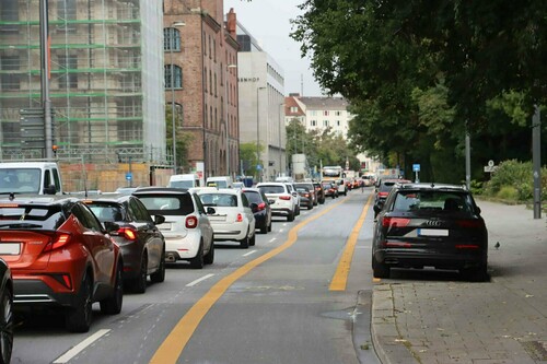 Eine Fahrspur für den Autoverkehr weniger: Pop-up-Radweg in München.