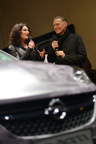 Eröffnung der Opel-Ausstellung „The Adam by Bryan Adams“: Marketingvorstand Tina Müller im Gespräch mit Bryan Adams . 