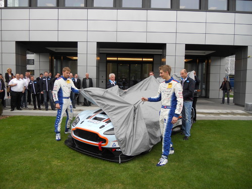 Ferdinand Stuck (links) und Johannses Stuck enthüllen ihren neuen Dienstwagen, einen Aston Martin V12 Vantage GT3.
