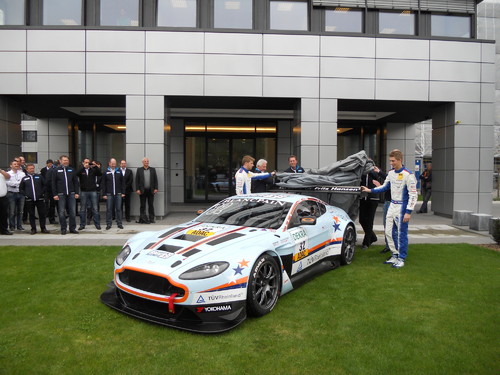 Ferdinand Stuck (links) und Johannses Stuck enthüllen ihren neuen Dienstwagen, einen Aston Martin V12 Vantage GT3.
