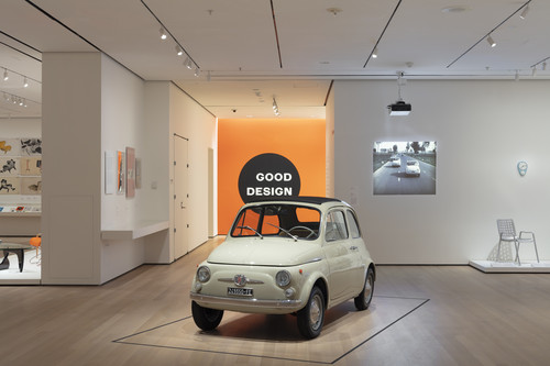Fiat 500 der Baureihe F in der Ausstellung „The Value of Good Design&quot;. 