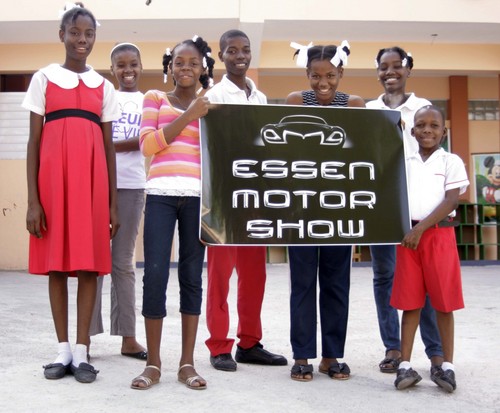 "Haitian Heroes" nehmen Spenden der Essen Motor Show entgegen.