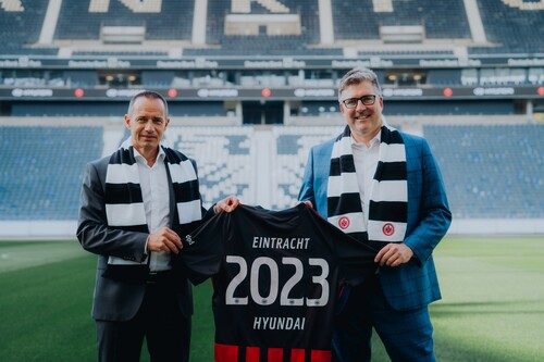 Hyundai und Eintracht Frankfurt sind Partner: Deutschland-Geschäftsführer Jürgen Keller (links) und Club-Marketingvorstand Axel Hellmann.
