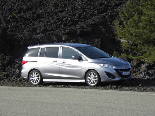 Im handwarmen frischen Lavafeld des Aetna auf Sizilien: Mazda 5 1.6 L MZ-CD.