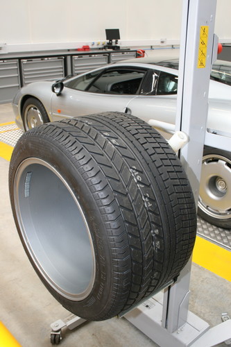 Jaguar Land Rover Classic Works: Gemeinsam mit Pirelli hat Jaguar einen neuen Reifen für den 25 Jahre alten XJ 220 entwickelt.
