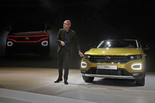 Klaus Bischoff, Leiter Volkswagen-Design, präsentiert den T-Roc.