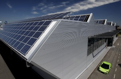 Lamborghini hat in seinem Werk ein 17 000 Quadratmeter großes Solarkraftwerk in Betrieb genommen. 