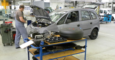 LPG-Umbau bei Opel in Kleinserie: Alle Teile liegen auf dem Wagen parat.