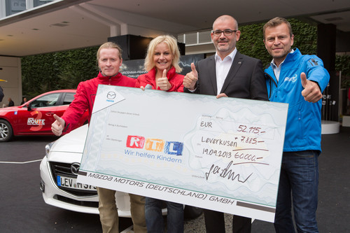 Mazda spendete 60 000 Euro an „RTL - Wir helfen Kindern“ (von links): Markenbotschafter Joey Kelly, RTL-Moderatorin Birte Karalus, Marketingdirektor Dino Damiano und Moderator Wolfgang Rother.