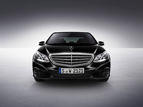 Mercedes-Benz E-Klasse: Elegance-Grill mit klassischem Stern.