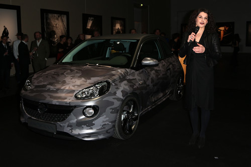 Opel-Ausstellung „The Adam by Bryan Adams“: Marketingvorstand Tina Müller mit dem von Bryan Adams designten Adam Camouflage.