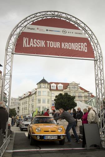 Opel Kommunikationsdirektor Harald Hamprecht und Alexander Bloch bei der Klassik Tour Kronberg 2017 am Start in Oberursel.