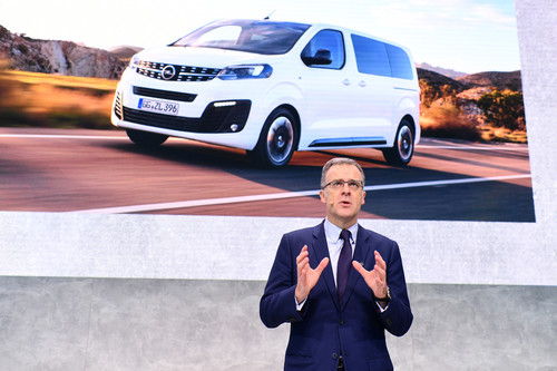 Opel-Marketing- und Vertriebschef Xavier Duchemin präsentiert auf dem Brüsseler Autosalon den Zafira Life.