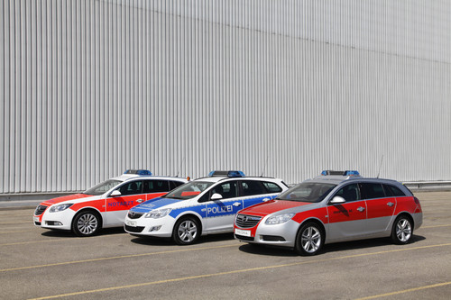 Opel zeigt auf der Rettmobil 2011 den Insignia Sports Tourer als Notarzteinsatzfahrzeug (NEF) und als Kommandowagen (KdoW) sowie den Astra Sports Tourer als Polizeifahrzeug. Umgerüstet wurden die Kombis von der Unternehmensochter Opel Special Vehicles.