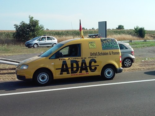 Pannenhilfe im ADAC-Look in Serbien.