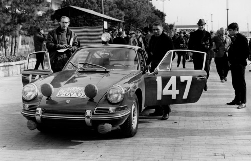 Peter Falk (links) und Herbert Linge am Porsche 911 2.0 Coupé bei der Rallye Monte Carlo, 1965.