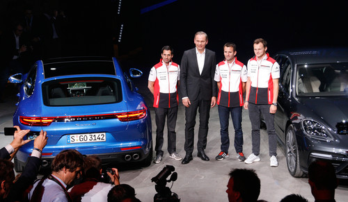 Porsche-Vorstandschef Oliver Blume mit den siegreichen Le-Mans-Piloten Marc Lieb, Romain Dumas und Neel Jani bei der Panamera-Weltpremiere in Berlin.
