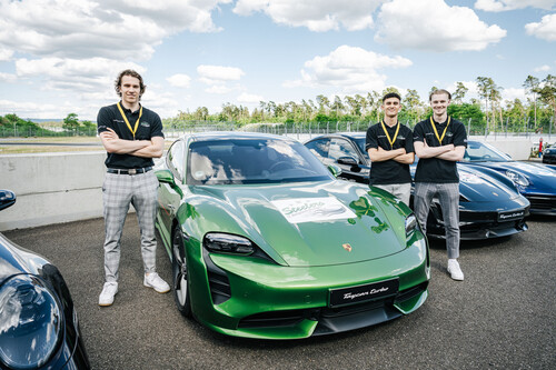 Preisträger des Porsche Turbo Award 2022 (von links): Joshua Rust, Adam Zoweil und Artur Herber vom SC Bietigheim-Bissingen Steelers.