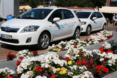 Probefahrer testen den Toyota Auris Hybrid.