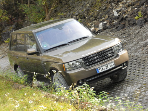 Range Rover im Gelände.