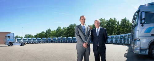 Ron Bonsen (rechts), DAF-Vorstand und Direktor Marketing und Sales, 
bei der Fahrzeugübergabe an Deutschland-Geschäftsführer
Jan van Keulen.