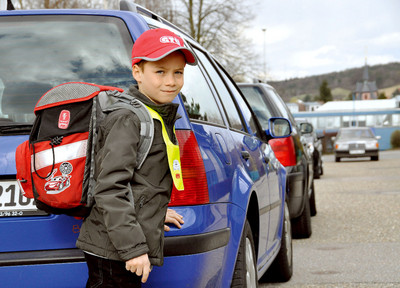 Rote Kappen sieht man besser: mehr Sicherheit für Erstklässler im Straßenverkehr.