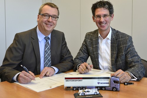 Scania Deutschland bleibt offizieller Partner von Porsche Motorsport (v.l.): Mikael Lundqvist (Direktor Strategie, Kommunikation und Marketing, Sc
ania Deutschland Österreich) und Dr. Frank-Steffen Walliser (Leiter Motorsport &amp; GT-Fahrzeuge, Porsche AG) bei der Vertragsunterzeichnung.   