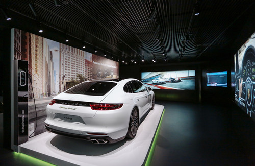 Sonderausstellung „E-Performance“ im Porsche-Pavillon der Autostadt.