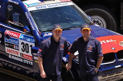 Stéphane Peterhansel (rechts) und Beifahrer Jean-Paul Cottret vom X-Raid-BMW-Team. 