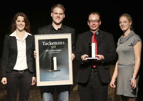Team der Essen Motor Show nimmt &quot;Tacken 2013&quot; in Gold entgegen (von links): Carolyn Tepel, Marcel Gockeln, Dr. Martin Uhlendorf und Katharina Thol.