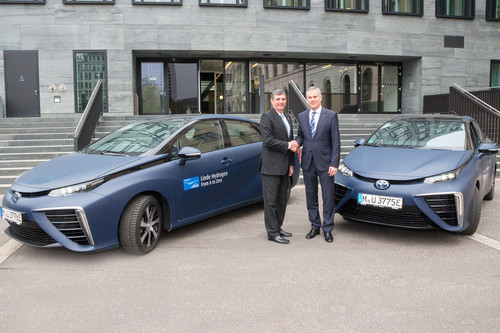 Toyota übergibt zwei Mirai (v.l.): Toyota-Europa-Präsident Dr. Johan van Zyl und Linde-Vorstandsmitglied Bernd Eulitz.